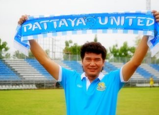 Chalermwut Sangapol a.k.a. ‘Coach Nui’ holds a club scarf as he is introduced to the Pattaya United fans and media at a press conference held June 22 at the Nongprue district sport field.